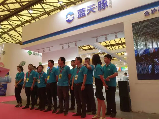 蓝天豚上海硅藻泥艺术涂料展开门红,现场签约